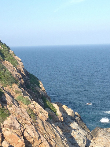 "房间紧邻礁石, 螃蟹非常多_分界洲岛"的评论图片_cninr 推荐旅行方式:看到有评论表示门票价格太高,感觉我的方法很划算,和大家分享一下。分界洲岛上只有一个四星酒店(钓鱼会所),平时淡季价格很优惠(500左右),我就是直接预定了房间前往,房间价格包含景点门票价格,来回三亚市中心接送,免费双人早餐以及悬崖餐厅的午餐半价礼券,非常的划算,而且我一向认为这然安静美丽的海岛就是需要静静的住一样,等到下午6点以后游客撤离,感觉自己就像岛主一样,和朋友躺在沙滩看星星,听海浪,聊人生。入夜后不拉窗帘,等待清晨阳光叫醒我们,这才是旅行的正确打开方式嘛。