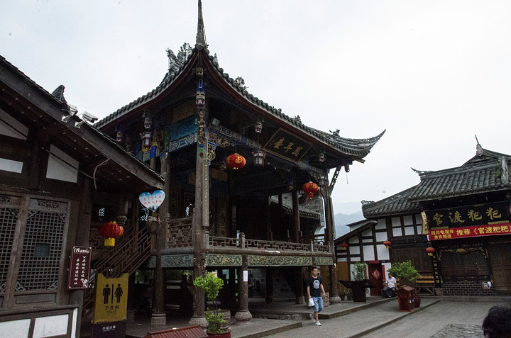 高高矗立在坡顶的"春风阁".重建的街道和建筑非常漂亮