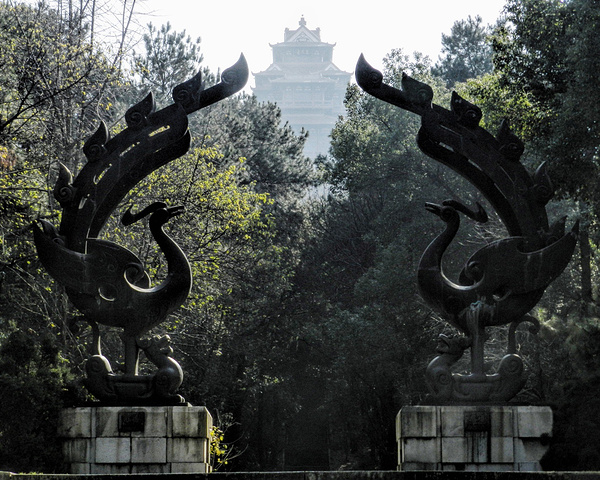 楚天台是楚文化游览区的标志性建筑,按古楚国章华台"层台累榭,三休