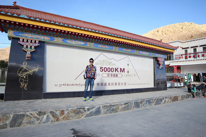 早起汽车继续前行路过318国道5000km界碑