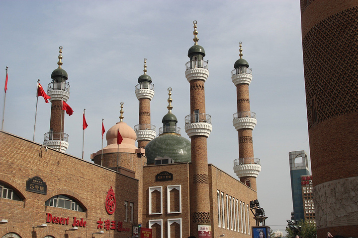 吃了烤肉后启程去我此行的最后一个景点也是乌市的一个地标性建筑新疆