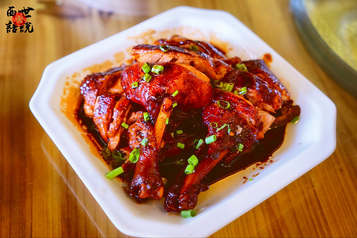 古镇的特色菜,总也泛着老旧的香味儿,氤氲腾腾的