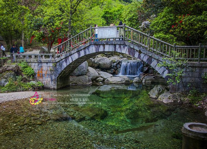 游览完云中湖,我们来到九宫山石龙峡索道,坐缆车.