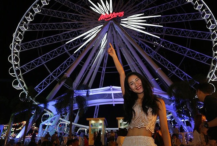 摩天轮可以转4圈,还是非常值得一玩的.