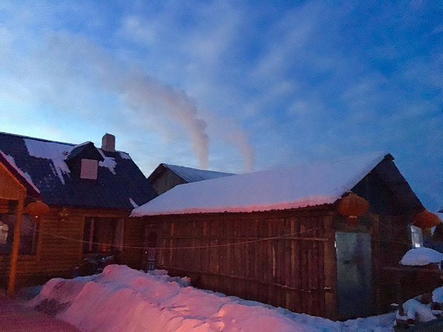 就喜欢东北的小木屋,不管外面冰天雪地冷的要死,看见冒着烟的烟囱瞬间