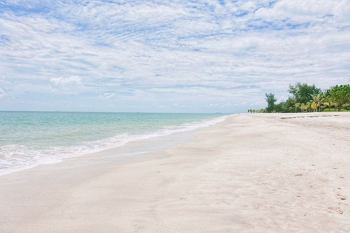 黑沙滩比珍南海滩要干净很多 人也少仔细看才能发现混在沙子里的黑沙