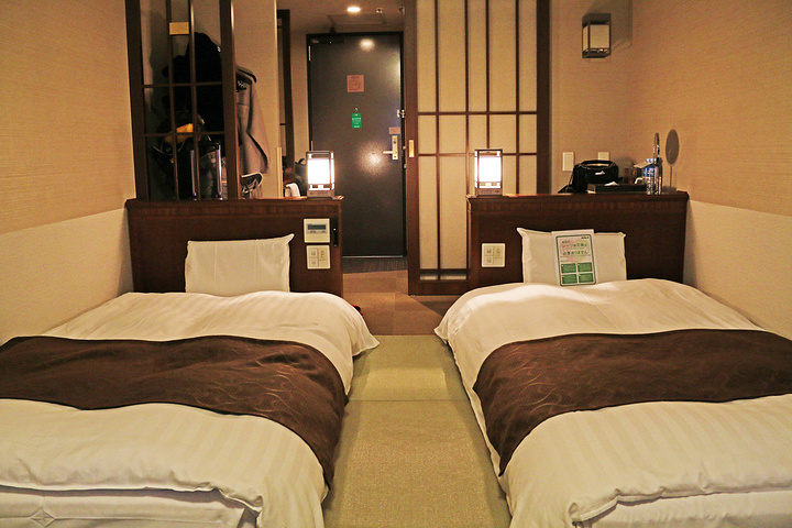 这家酒店选择的是日式双人房,很有特色,房间内部是榻榻米的设计