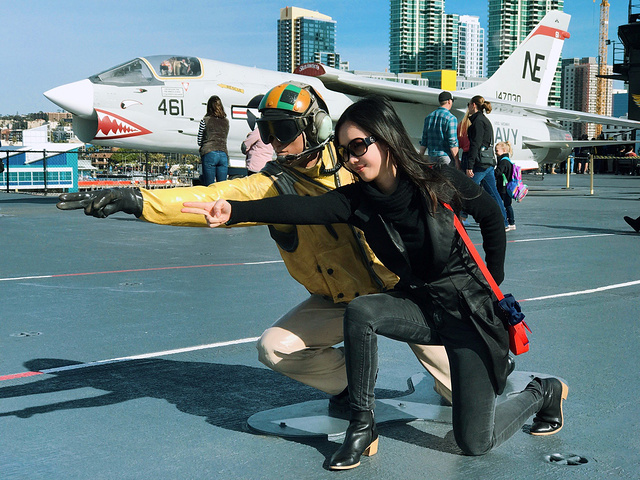 经典的胜利之吻,人真是多得不行,怎么拍都有各种人.进入舰内的大厅