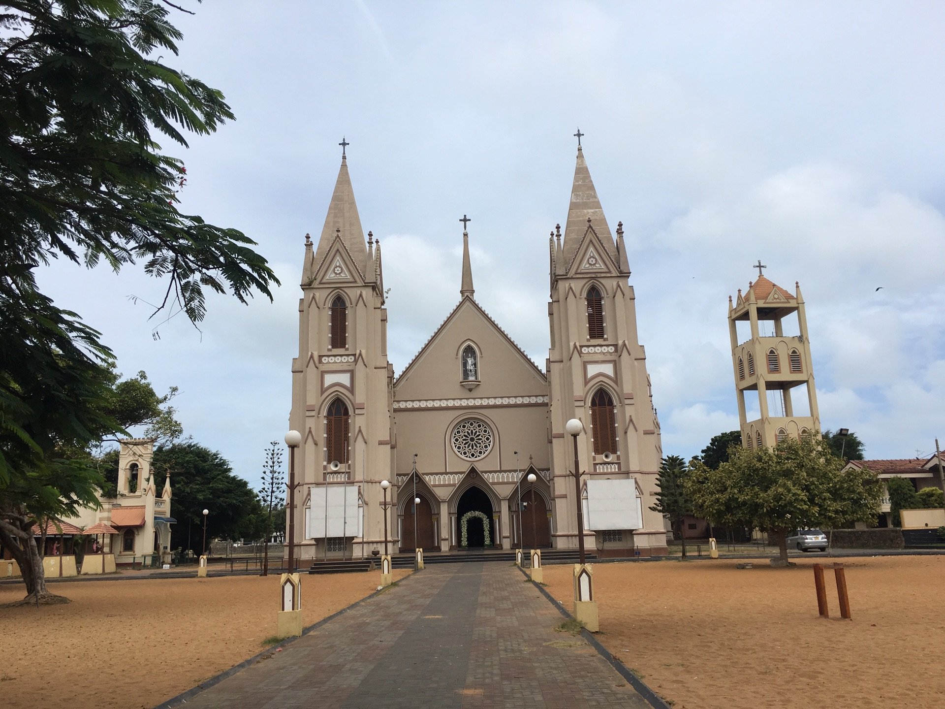 在继续前行的路上,偶遇了一个印度教的寺庙,里面在念经不知道是不是有