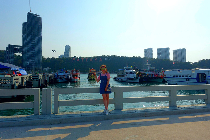 人妖互动超级疯狂的,当然她们的目的是收小费,在泰国呆着的几天,感觉