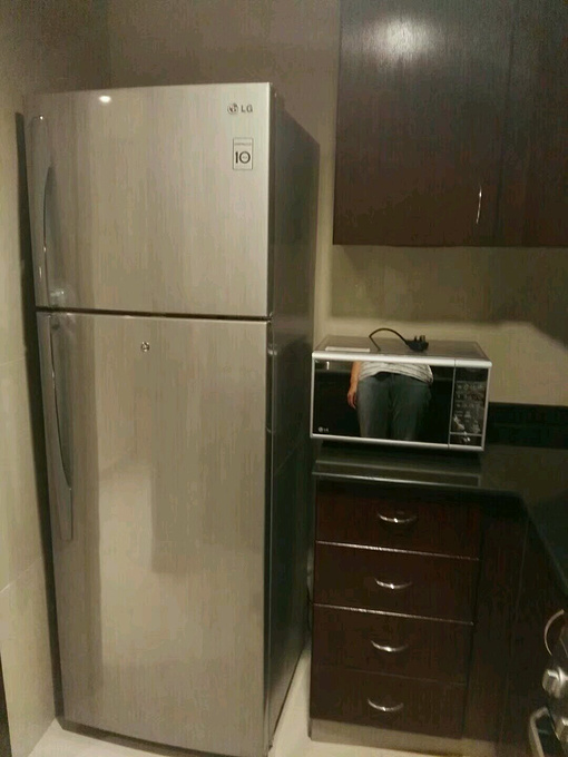 厨房还有冰箱,燃气灶,一应俱全