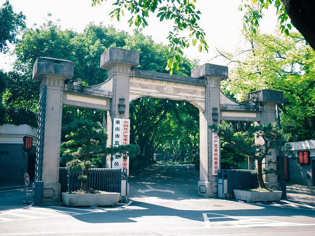 第一站来到最美重庆街道——中山四路.