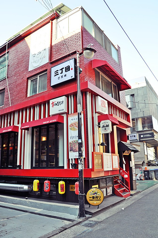 2015新沙洞是首尔的时尚购物街,长达700多米