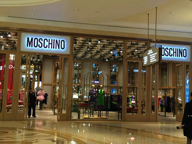 2015出了关闸,就会看到各种赌场发财车的上车