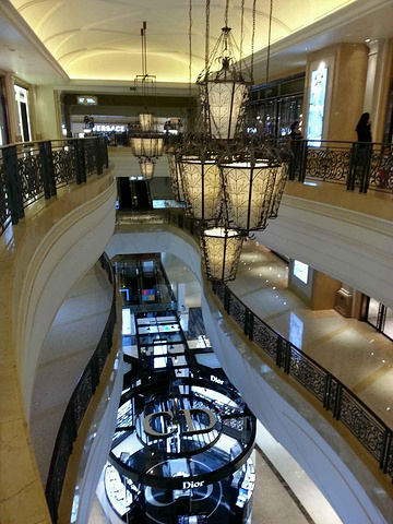 2015出了关闸,就会看到各种赌场发财车的上车