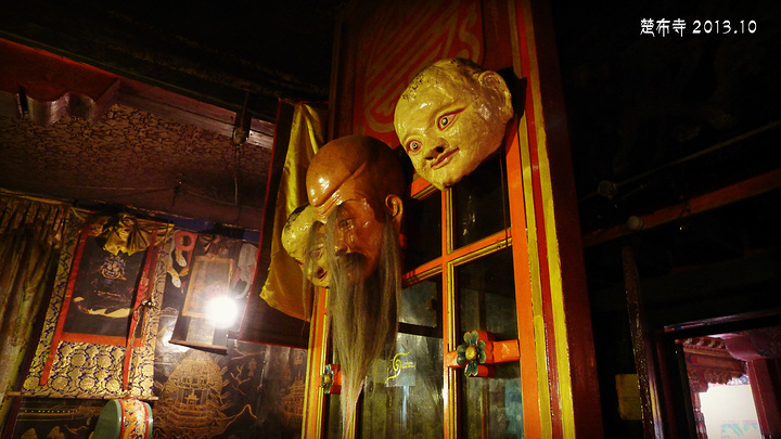 楚布寺所在的山谷 风景也很美。另一个红色的