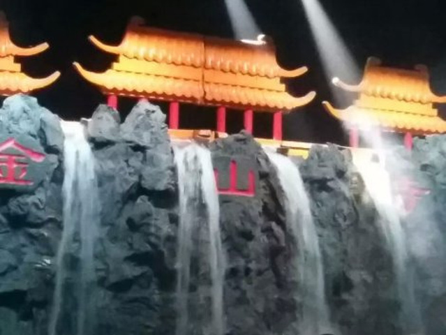 我们在杭州订的是福通商务酒店,去哪网上票价是156元,这里离杭州东站还是比较近的,走路去不近啊,打车去还行,而且一出门就有去宋城的公交车,还真是方便,看来还没订错地方,呵呵!但是这里挨着个KTV晚上比较嘈。我们在门口乘坐上66路公交,车上碰上一位好心的啊姨,一路上告我们去的乘车路线,还和我们聊着杭州各地的美景,我们几人你一言我一语谈的好热闹,一会就到鼓楼站了,在这里下车要换乘308路,坐上308路公交7站就能直达宋城了,路上我们又碰到两位来自昆明的老夫妻,也是来杭州旅行的,说杭州真是个好地方,哪哪都是美景