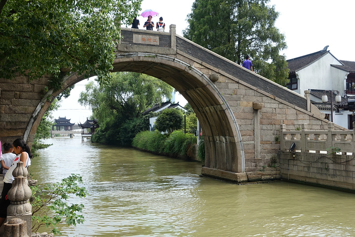 西門,跨過江村橋就是楓橋景區了,楓橋景區其實是一個小公園了,最出名_風景520 左邊那座橋就是楓橋,右邊是寒山寺的普明寶塔。張繼同學想必就是在我這個位置,看著楓橋和寒山寺,左手拿著酒瓶子,右手拿著毛筆,寫了那首絕句吧。