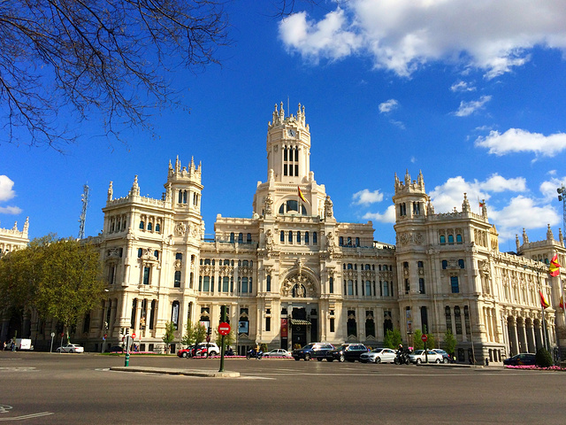 2015广场东南角的马德里邮政大楼非常显眼_西