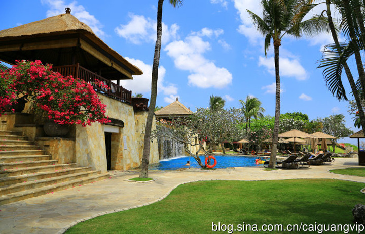 2016酒店内有两个无边泳池,这个是淡水泳池。