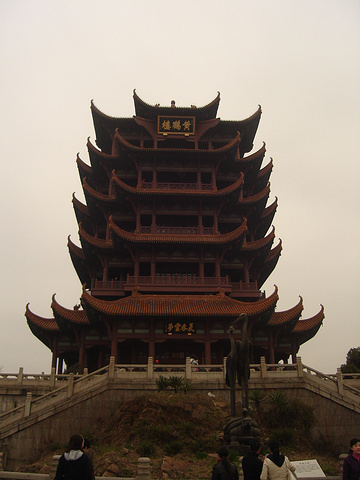 楼往外看,可以看到外面的武汉的城市景色,长江两岸的城市景观遍收眼底