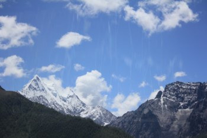 由于特殊的地理环境和自然气候,形成了独特的地貌和自然景观,是中国