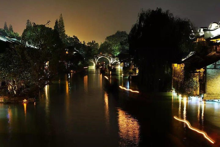 乌镇晚上的夜景也是超级棒,当然不要出景区大门,进来后又要买票,所以