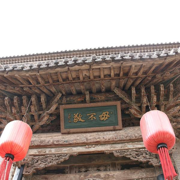山西晋商民居典范之乔家大院 中国历史文化名城祁县的民居,集宋、元、明、清之法式,汇江南河北之大成,其中最为出名的就是乔家大院。这是一则对于山西民居的代表乔家大院的概述,实际上,确切的说这个已经成为一个五星级景区的居民代表,既有张艺谋的电影《大红灯笼高高挂》的功劳,也是电视连续剧《乔家大院》的宣传,最终加上自身的优势通过一个成功的转型,将其打造成为一个民居典范。