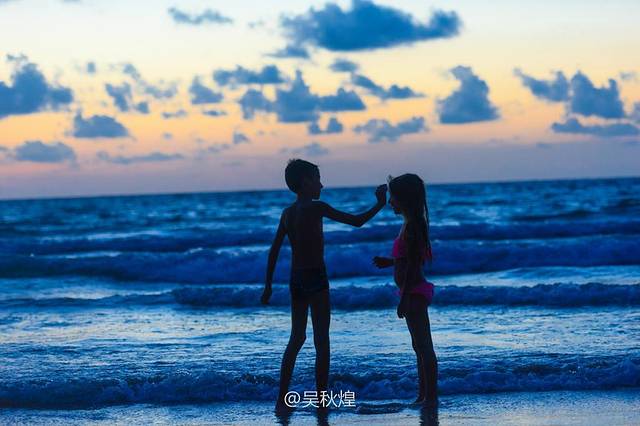 芭东海滩/巴东海滩(Patong Beach)是普吉岛(Phuket)最著名的海滩度假胜地,尤以各式各样的活动和夜生活而闻名,是举办派对和潇洒放纵的理想场所。到了晚上,芭东海滩有一条热闹非凡的夜市街邦古拉街(Bangla Road),包括数以百计的餐厅、啤酒屋、裸裸吧(Go Go Bars)和夜总会。当然,夜里的芭东海滩也有安静的部分。我在芭东海滩住的青旅是Patong Marina,位于芭东海滩的核心位置,马路对面就是海边,步行10min可到芭东夜市。我住的20人间,别看人多,房间和床位都很大,每张床