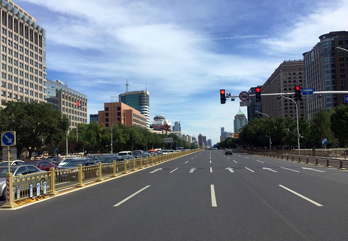 2021国庆节快到了,北京街头建起了立体花坛,赶往东单