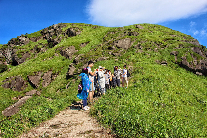 那是相当危险的,到处都是悬崖峭壁,这已是她们第三次来武功山