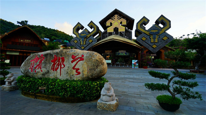 槟榔谷地处三亚市与保亭县交界处甘什岭自然保护区境内,因为景区两边