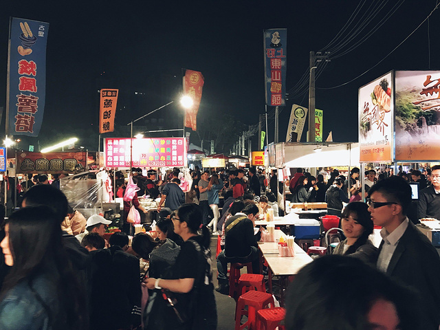 比较熟悉的夜市模式—所有摊位都摆在一个区域内,一排排美食摊子