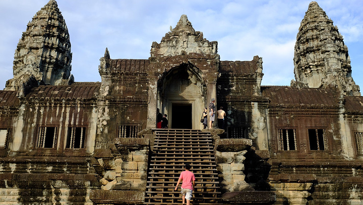 吴哥窟(angkor wat)又称吴哥寺,位于柬埔寨,被称作柬埔寨国宝,是世界