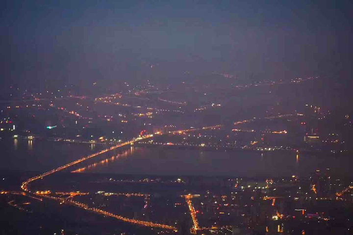 想要看更美的夜景,要在南山山顶上的三块石.