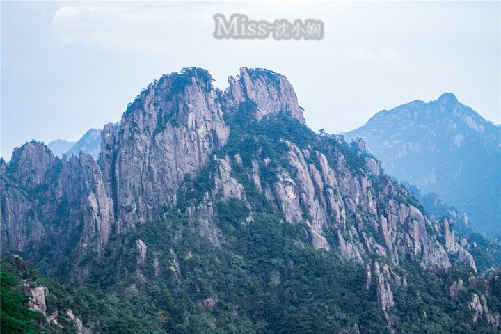 最险峰天都峰 和观日出的最佳点光明顶构成黄山的三大主峰