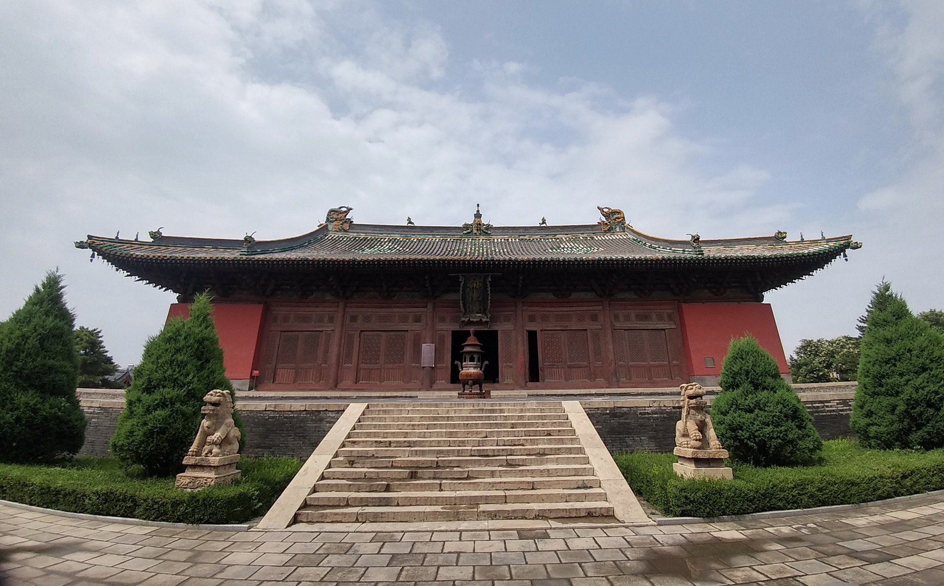 接下来就是崇福寺最精华的弥陀殿,金熙宗皇统三年(1143)建造,国内辽金