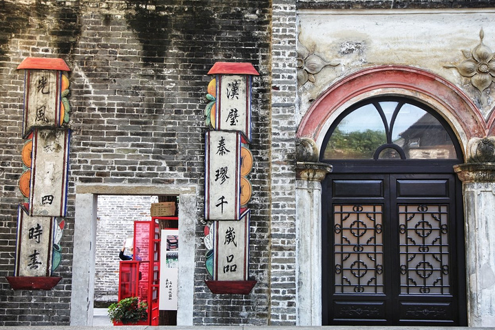 锅耳楼,雕花屋檐,蜿蜒的石板路,以及诸如诗社,嫁娶屋等的古建筑