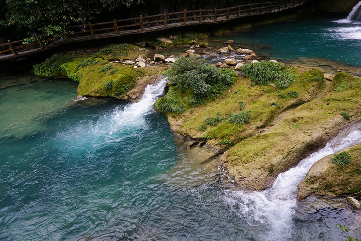 从山上顺流而下的瀑布,水汽弥漫,好似仙境.山景也非常美.