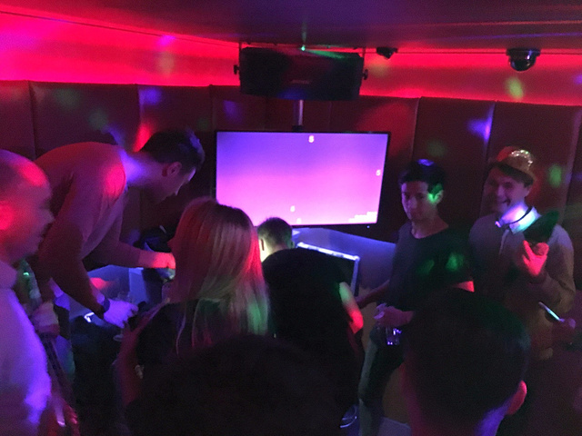 晚餐后在唐人街的某处ktv唱歌