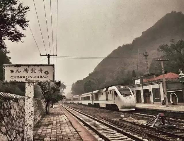 在这座车站里,还可以看到詹天佑建造的著名的人字形铁路,每天都有不少