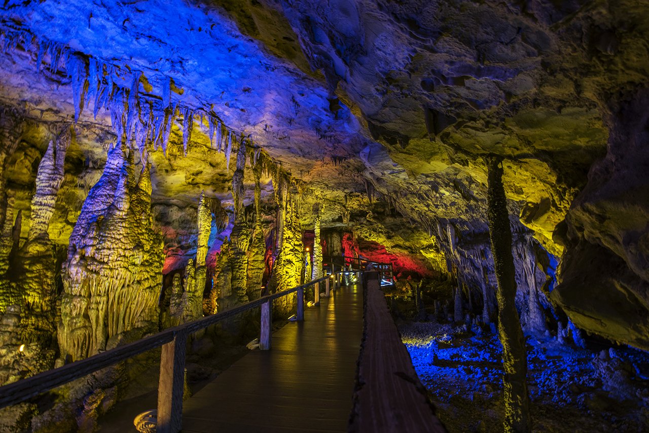 钟乳石五光十色,千姿百态,在灯光的映衬下显得格外好看和壮观.