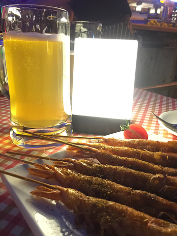 溜达下夜景颜值必须百分百在711买的这个好喝的点了鲜啤酒味道还不错