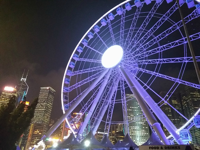 夜晚的摩天轮很美,从那个角度拍,就很好看.
