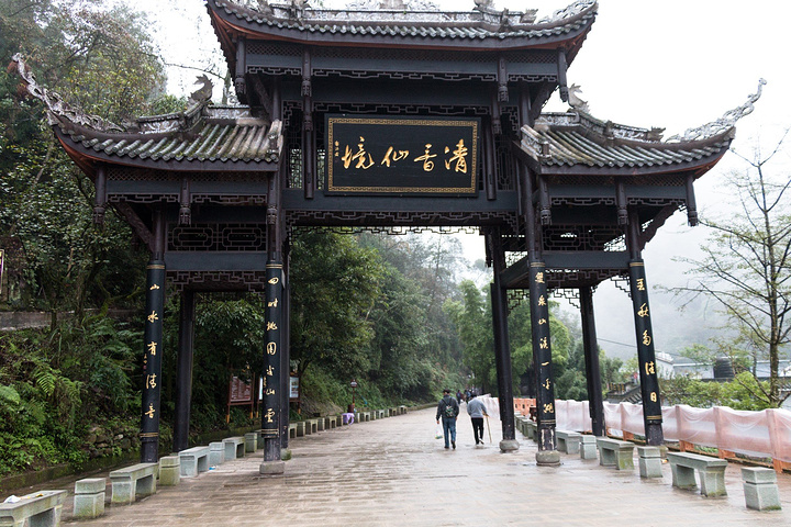 这是旁边上山的地方清音仙境早上从游客中心到五显岗的车最早一班是7