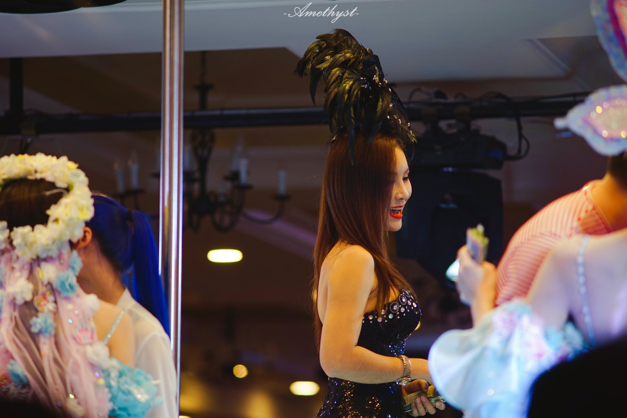 其他非头牌人妖会在各桌游走,主动拿胸去撞男性,或者更大胆的动作