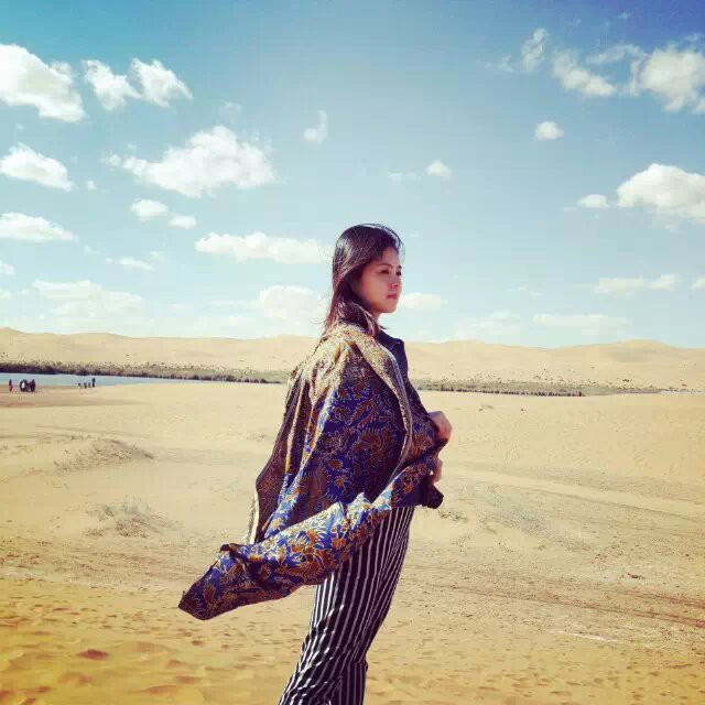 一个女人和一个男人活着在天沙漠里的时候一群狼追过来的电影是什么