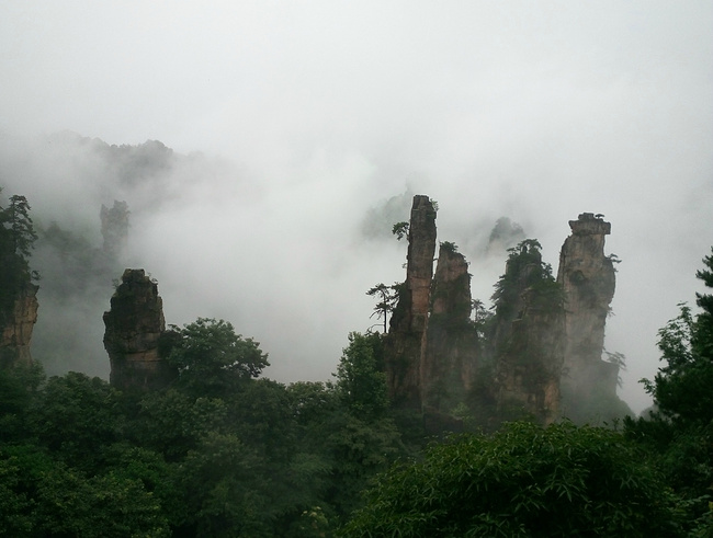 云雾缭绕--张家界,看张家界就该下雨天来_张家