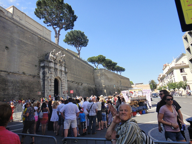 2015梵蒂冈博物馆门口排队很长,但大家很有次