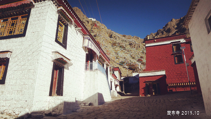 楚布寺所在的山谷 风景也很美。另一个红色的